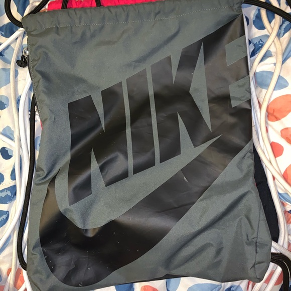 Grey nike drawstring bag - Picture 2 of 2